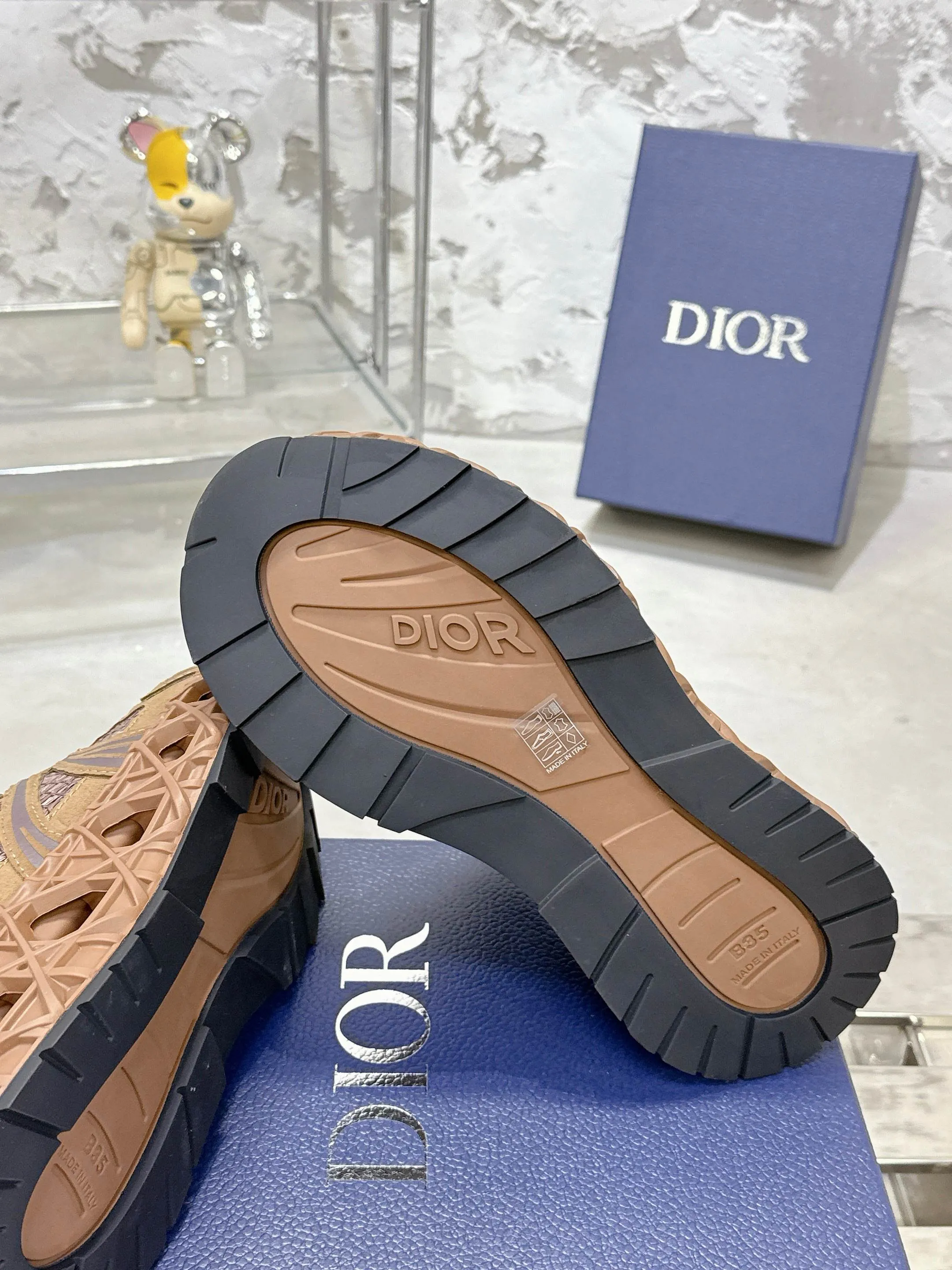 Factory price 780💰 Top version! ! ! Dior (B35) DIOR spring and summer men's wear show, the show was held at the Valle de Grasse School in Paris. Kim Jones drew inspiration from the works of South African artist Hylton Nel. The details of the shoes, clog soles and tribal elements, cleverly blended luxury craftsmanship and practicality, with fresh childishness and bright temperament, creating a new season hot spot. Dior KAWA Dior co-branded casual sports shoes reinterpret running shoes with Dior's high-end style. B35 is made of fine-textured leather and mesh fabric materials. It can be worn in all seasons, is comfortable and breathable, and has multiple lines on the shoe body to outline details. It has a full retro three-dimensional feel and can create a casual look all year round! Fabric: Cowhide/customized cloth material Lining: Imported breathable mesh Outsole: Original molded outsole Size: 39-46 (customized at 45.46)